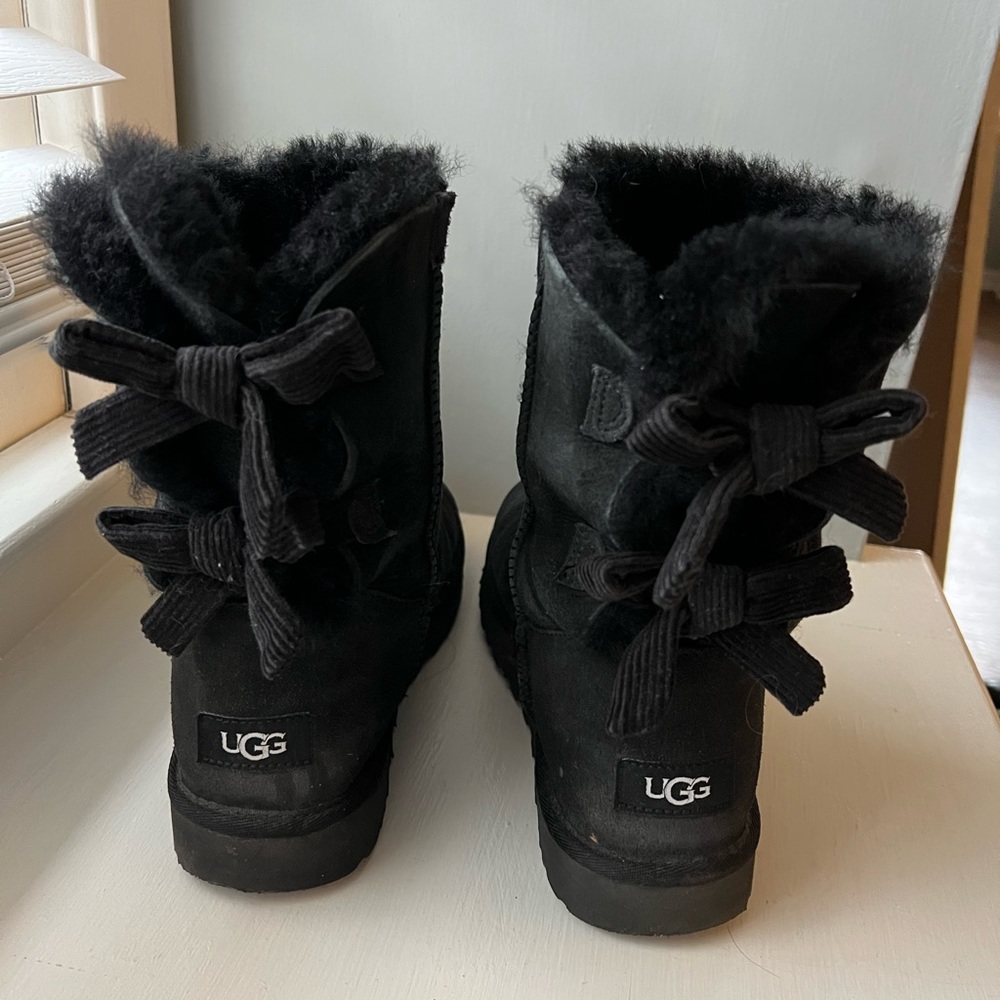 Short Bailey Black Ugh boots with Bow ties